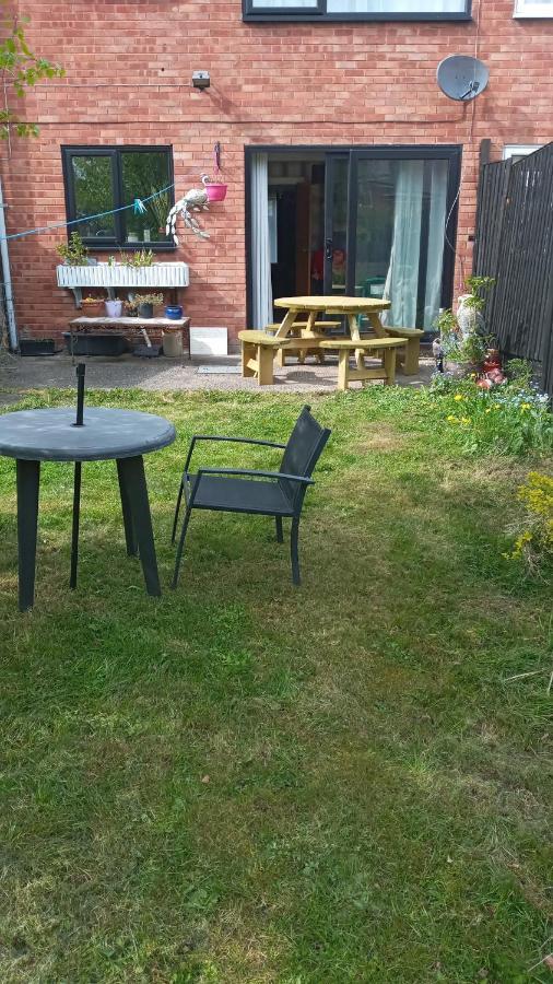 Summerhill, Wrexham - Key Worker Friendly エクステリア 写真