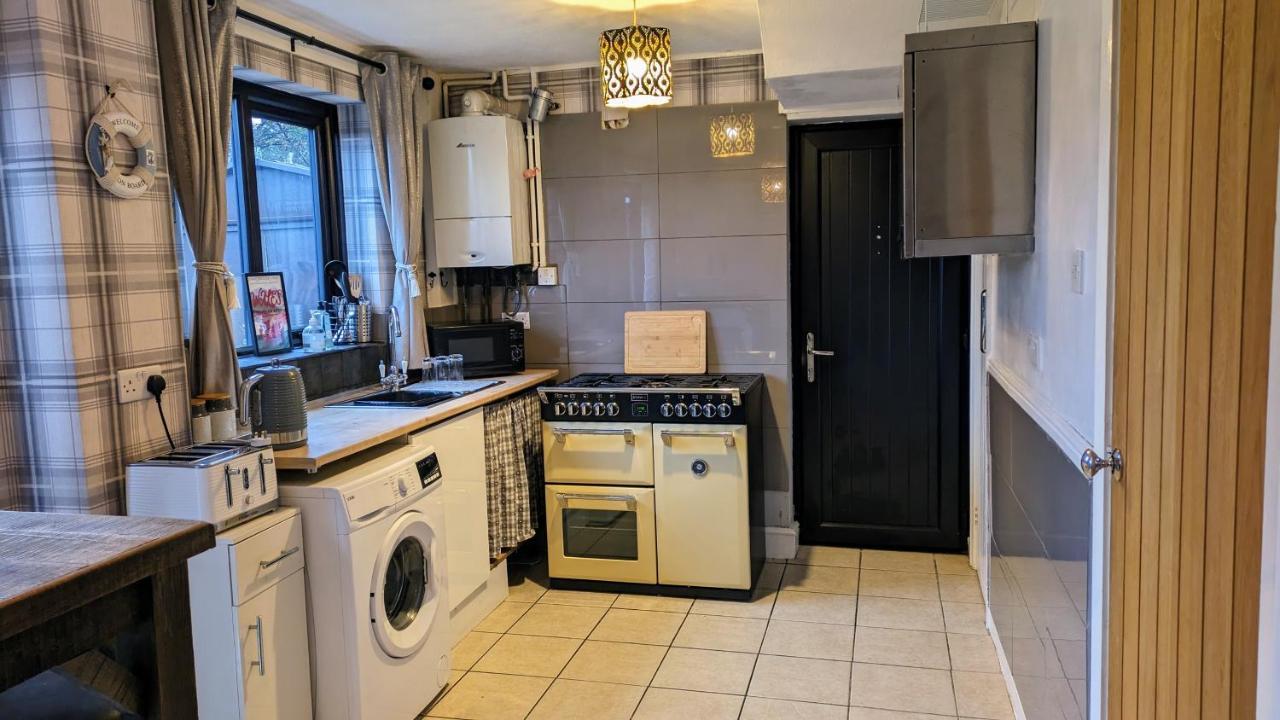 Summerhill, Wrexham - Key Worker Friendly エクステリア 写真