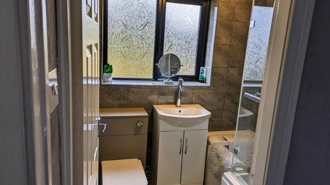 Summerhill, Wrexham - Key Worker Friendly エクステリア 写真